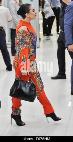 Seoul, Südkorea. 15. August 2014. Sängerin Lady GAGA kommt am 15. August 2014 am Gimpo International Airport in Seoul, Südkorea. Bildnachweis: AFLO/Alamy Live-Nachrichten Stockfoto