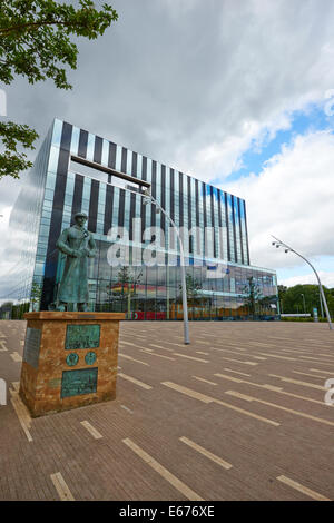 Der Würfel mit dem Denkmal ein Corby Stahlarbeiter nach links George Street Corby Northamptonshire UK Stockfoto