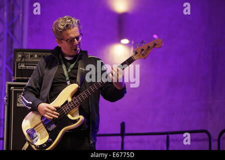 Worms, Deutschland. 16. August 2014. Bassist Audun Erlien von Mathias Eick Quintett ist abgebildet, die live auf der Bühne beim Jazz and Joy Festival 2014 in Worms. Der norwegische Jazz-Musiker Mathias Eick, live gespielt mit seinem Quintett an der Jazz und Joy Festival 2014 in Worms. Stockfoto