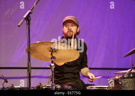 Worms, Deutschland. 16. August 2014. Der Schlagzeuger von Mathias Eick Quintett ist abgebildet, die live auf der Bühne beim Jazz and Joy Festival 2014 in Worms. Der norwegische Jazz-Musiker Mathias Eick, live gespielt mit seinem Quintett an der Jazz und Joy Festival 2014 in Worms. Stockfoto