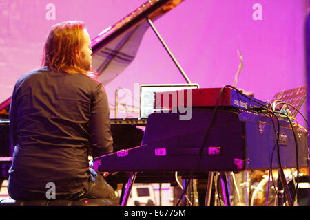 Worms, Deutschland. 16. August 2014. Pianist Andreas Ulvo von Mathias Eick Quintett ist abgebildet, die live auf der Bühne beim Jazz and Joy Festival 2014 in Worms. Der norwegische Jazz-Musiker Mathias Eick, live gespielt mit seinem Quintett an der Jazz und Joy Festival 2014 in Worms. Stockfoto