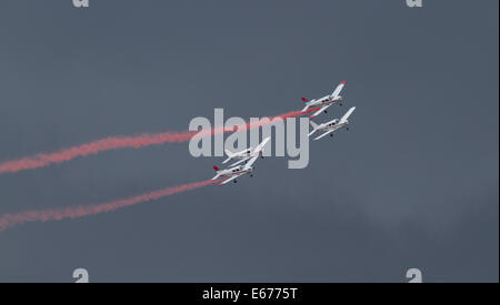 Helsinki, Finnland, 16. August 2014. Bildung-Team der Sieger Flyed PA-28 Kadetten am Flughafen Helsinki-Malmi auf Finnland International Airshow 2014. Bildnachweis: Aija Lehtonen/Alamy Live-Nachrichten Stockfoto