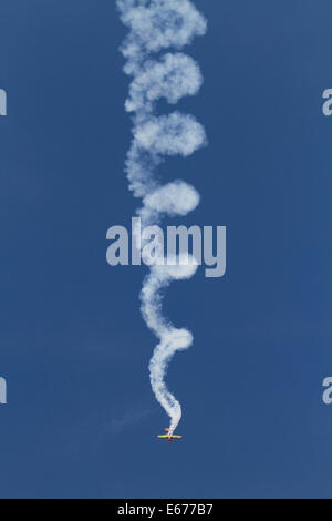 Helsinki, Finnland, 16. August 2014. Litauische Kunstflug Piloten Jurgis Kairys Flyed am Flughafen Helsinki-Malmi auf Finnland International Airshow 2014. Bildnachweis: Aija Lehtonen/Alamy Live-Nachrichten Stockfoto