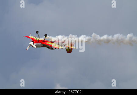 Helsinki, Finnland, 16. August 2014. Litauische Kunstflug Piloten Jurgis Kairys Flyed am Flughafen Helsinki-Malmi auf Finnland International Airshow 2014. Bildnachweis: Aija Lehtonen/Alamy Live-Nachrichten Stockfoto