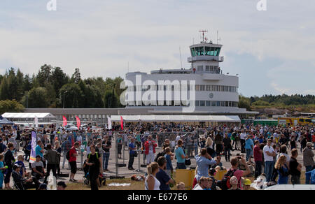 Helsinki, Finnland, 16. August 2014. Menschen sahen Finnland International Airshow 2014 am Flughafen Helsinki-Malmi. Bildnachweis: Aija Lehtonen/Alamy Live-Nachrichten Stockfoto