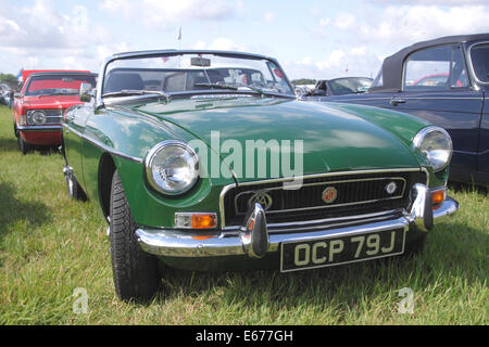 MG B GT auf weißer Waltham Retro-Festival 2014 Stockfoto