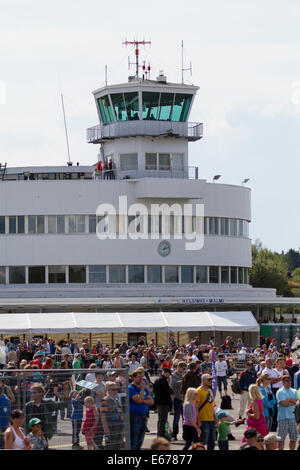 Helsinki, Finnland, 16. August 2014. Menschen sahen Finnland International Airshow 2014 am Flughafen Helsinki-Malmi. Bildnachweis: Aija Lehtonen/Alamy Live-Nachrichten Stockfoto