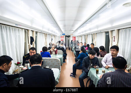 Im Inneren der Speisewagen von einem chinesischen intercity Schlafwagen der Bahn Stockfoto