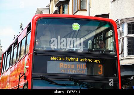 Rot Elektro-Hybrid-Bus entlang der High Street, Oxford, Oxfordshire, England, Vereinigtes Königreich, West-Europa. Stockfoto