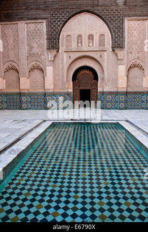 Ben Youssef Madrasa, Schnitzereien mit keine Darstellung von Menschen oder Tieren erforderlich durch den Islam, bestehen ausschließlich aus geometrischen Muster Stockfoto