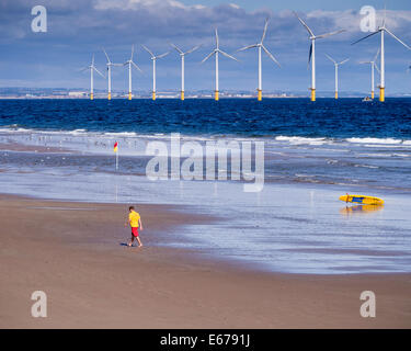 Strand Rettungsschwimmer dargelegt Flaggen zeigen die Grenzen des sicheren Baden an einem sonnigen Tag in Redcar Cleveland UK Stockfoto