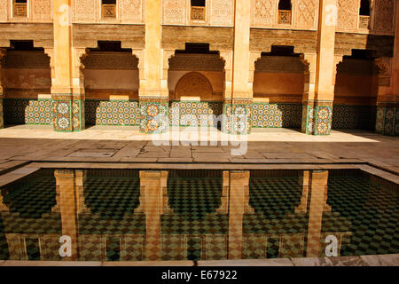 Ben Youssef Madrasa, Schnitzereien mit keine Darstellung von Menschen oder Tieren erforderlich durch den Islam, bestehen ausschließlich aus geometrischen Muster Stockfoto