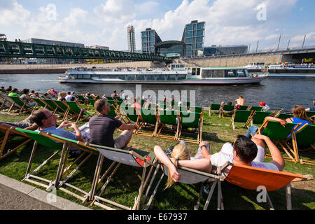 Anstrengenden outdoor-Bar und Café neben Fluss Spree in Berlin Deutschland Stockfoto