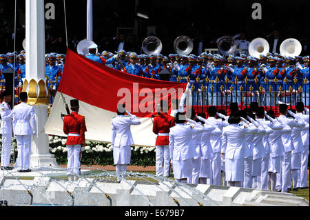 Jakarta, Indonesien. 17. August 2014. Indonesische Flagge heben Trupps Gruß an die Nationalflagge während einer Feier des Landes 69. Unabhängigkeit Jahrestag im Präsidentenpalast in Jakarta, Indonesien, 17. August 2014. Bildnachweis: Agung Kuncahya B./Xinhua/Alamy Live-Nachrichten Stockfoto