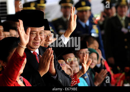 Jakarta, Indonesien. 17. August 2014. Indonesischen Präsidenten Susilo Bambang Yudhoyono Gesten nach einer Feier des Landes 69. Unabhängigkeit Jahrestag im Präsidentenpalast in Jakarta, Indonesien, 17. August 2014. Bildnachweis: Agung Kuncahya B./Xinhua/Alamy Live-Nachrichten Stockfoto