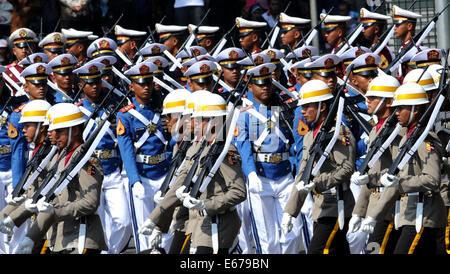 Jakarta, Indonesien. 17. August 2014. Indonesische Soldaten marschieren während einer Feier des Landes 69. Unabhängigkeit Jahrestag im Präsidentenpalast in Jakarta, Indonesien, 17. August 2014. Bildnachweis: Agung Kuncahya B./Xinhua/Alamy Live-Nachrichten Stockfoto