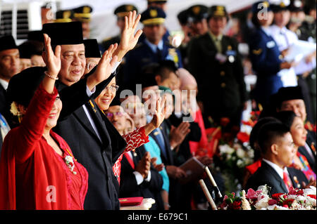 Jakarta, Indonesien. 17. August 2014. Indonesischen Präsidenten Susilo Bambang Yudhoyono Gesten nach einer Feier des Landes 69. Unabhängigkeit Jahrestag im Präsidentenpalast in Jakarta, Indonesien, 17. August 2014. Bildnachweis: Agung Kuncahya B./Xinhua/Alamy Live-Nachrichten Stockfoto