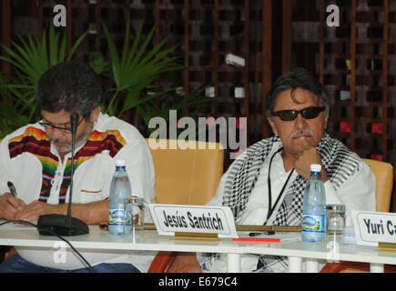 (140817)--Havanna, 17. August 2014 (Xinhua)--Commander Seusis Pausivas Hernandez, aka "Jesus Santrich" (R), der Rebellengruppe revolutionären Streitkräfte Kolumbiens (FARC), besucht die Friedens-Dialoge mit der kolumbianischen Regierung, in denen die erste Partie der Kolumbianer bewaffneter Konflikt Opfer auch teilnehmen, in Havanna, Kuba, am 16. August 2014. Eine Gruppe von 12 Opfer des bewaffneten Konflikts in Kolumbien begann Samstag, während der Friedensgespräche im Gange in Kuba zu bezeugen. (Xinhua/Vladimir Molina/Prensa Latina) Stockfoto