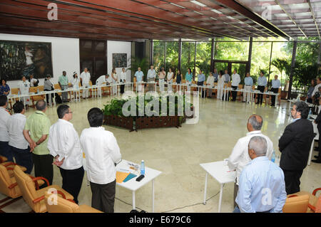 (140817)--Havanna, 17. August 2014 (Xinhua)--Mitglieder der ersten Gruppe der Kolumbianer bewaffneter Konflikt Opfer Frieden Dialoge zwischen der kolumbianischen Regierung und die Rebellengruppe Revolutionäre bewaffnete Kräfte von Kolumbiens (FARC), in Havanna, Kuba, am 16. August 2014 teilnehmen. Eine Gruppe von 12 Opfer des bewaffneten Konflikts in Kolumbien begann Samstag, während der Friedensgespräche im Gange in Kuba zu bezeugen. (Xinhua/Vladimir Molina/Prensa Latina) Stockfoto