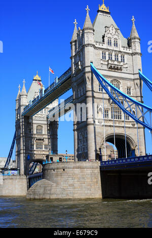 Tower Bridge von Shad Thames, London, England Stockfoto