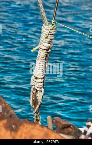 Weiße aufgewickelt Seil sichern ein Fischereifahrzeug vertäut im Hafen Eden, Eden, New South Wales Australien Stockfoto