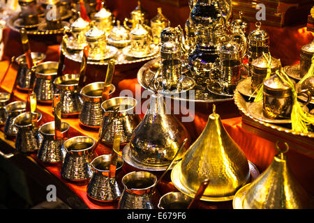 Türkischer Kaffee setzt in der Gewürzmarkt in Istanbul Stockfoto
