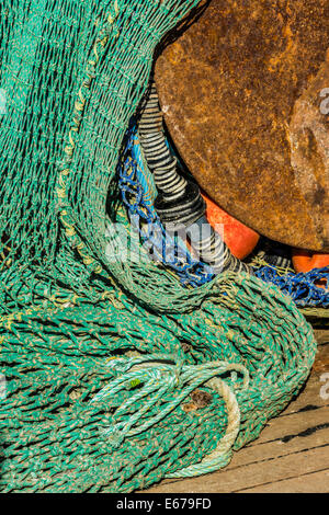 Nahaufnahme Foto von grünen Fischernetze auf einem alten verrosteten Fischerboot Stockfoto