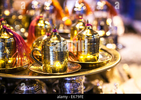Türkischer Kaffee setzt in der Gewürzmarkt in Istanbul Stockfoto