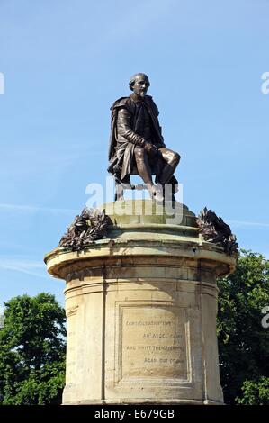 Statue von William Shakespeare sitting on Top of Gower Memorial, Stratford-upon-Avon, Warwickshire, England, UK, Europa. Stockfoto