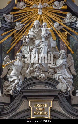 Brügge, Belgien - 13. Juni 2014: Die geschnitzte Statue des Hl. Josef mit Kind und Angesl auf dem Hauptaltar in Karmelietenkerk Stockfoto