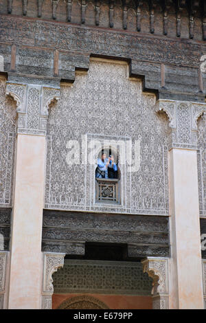 Ben Youssef Madrasa, Schnitzereien mit keine Darstellung von Menschen oder Tieren erforderlich durch den Islam, bestehen ausschließlich aus geometrischen Muster Stockfoto