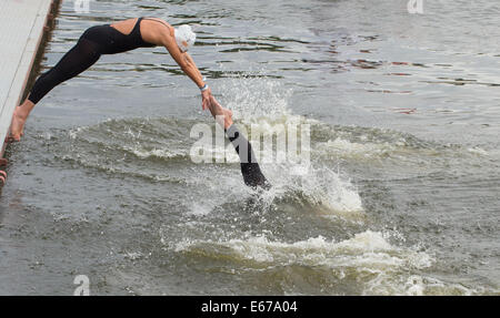 Berlin, Deutschland. 17. August 2014. Zwei Schwimmer starten in der Frauen 25km offene Wasser Finals auf der 32. LEN europäischen Swimming Championships 2014 an der Regattastrecke Gruenau in Berlin, Deutschland, 17. August 2014. Foto: Tim Brakemeier/Dpa/Alamy Live News Stockfoto