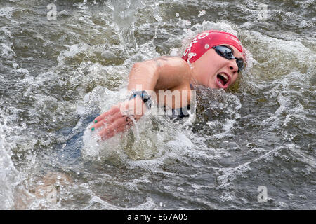 Berlin, Deutschland. 17. August 2014. Karla Sitic aus Kroatien konkurriert in der Womens 25km offene Wasser-Finale auf der 32. LEN europäischen Swimming Championships 2014 an der Regattastrecke Gruenau in Berlin, Deutschland, 17. August 2014. Foto: Tim Brakemeier/Dpa/Alamy Live News Stockfoto