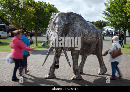 Upcycled stahl Tier Skulpturen in Southport, Merseyside, UK. 17. August 2014. Rhinoceros PANGEA Skulpturen aus recycelten Metallen bei Großbritanniens größte unabhängige flower show. Stockfoto