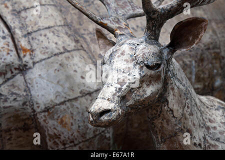 Metall geschweißten Tier Wildlife Skulptur afrikanische Kunst, PANGEA Skulpturen (Hirsch) aus recycelten Metallen auf Großbritanniens größte unabhängige Blumenschau. Stockfoto
