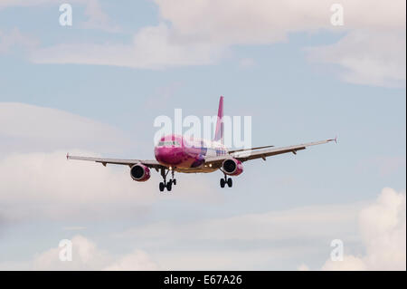 Eine Wizzair Airbus A320 landet auf dem Flughafen Luton in England, Großbritannien, Vereinigtes Königreich Stockfoto