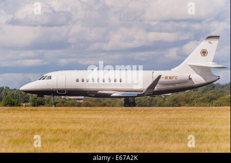 Ein Flugzeug Dassault Falcon 2000EX (G-WWFC) ausziehen aus Luton Airport in England, Großbritannien, Vereinigtes Königreich Stockfoto