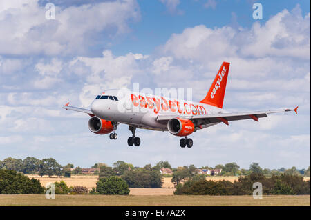 Ein EasyJet Airbus A319 Landung am Flughafen Luton in England, Großbritannien, Vereinigtes Königreich Stockfoto