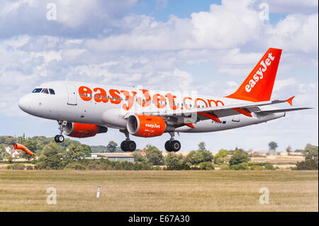 Ein EasyJet Airbus A319 Landung am Flughafen Luton in England, Großbritannien, Vereinigtes Königreich Stockfoto