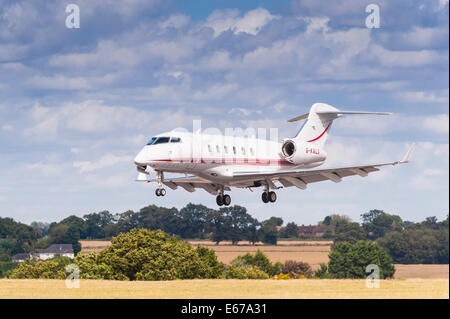 Flugzeug Bombardier Challenger 300 (G-KALS) Landung am Flughafen Luton in England, Großbritannien, Vereinigtes Königreich Stockfoto