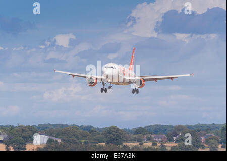 Ein EasyJet Airbus A319 Landung am Flughafen Luton in England, Großbritannien, Vereinigtes Königreich Stockfoto