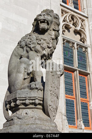 Brügge - die Statue Löwen vor dem provinziellen Hof-Gebäude Stockfoto