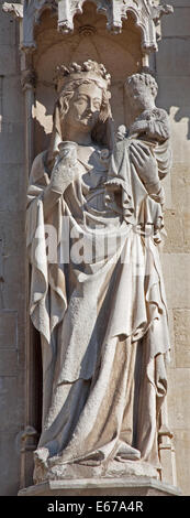 Brügge, Belgien - 13. Juni 2014: Statue der Madonna auf der Fassade des Rathauses. Stockfoto