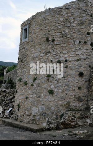 Berühmte touristische Stadt von Vrbnik, Krk Insel, Kroatien, Europa - Turm an der alten Stadtmauer Stockfoto