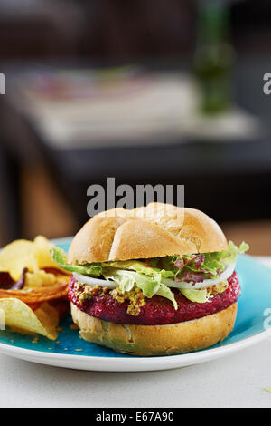 Rote Beete-Burger auf Weißbrot mit Pommes frites Stockfoto