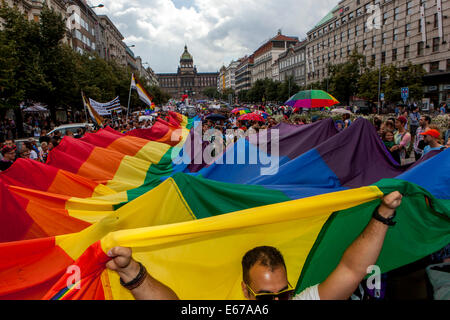 LGBT Prager Pride Festival, große LGBT-Flagge auf dem Wenzelsplatz, Tschechische Republik Stockfoto