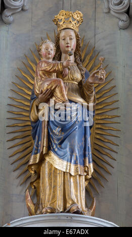 MECHELEN, Belgien - 14. Juni 2014: Die geschnitzten und polychrome Statue der Madonna in der Kirche unserer lieben Frau in de Dyle. Stockfoto