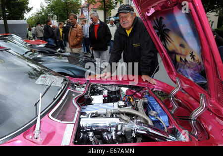 Rastede, Deutschland. 17. August 2014. Otto Muschalik aus Hude präsentiert die verchromten 2,4 Liter Vierzylinder-Motor von seinem gepimpte Opel GT aus dem Jahr 1971 auf der 8. Oldtimer-Treffen für Autos und Motorräder in Rastede, Deutschland, 17. August 2014. Foto: Ingo Wagner/Dpa/Alamy Live News Stockfoto