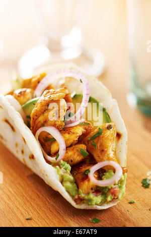 Mexikanisches Huhn Taco mit Avocado und Zwiebel Stockfoto