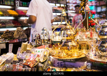 Türkischer Kaffee setzt in der Gewürzmarkt in Istanbul Stockfoto